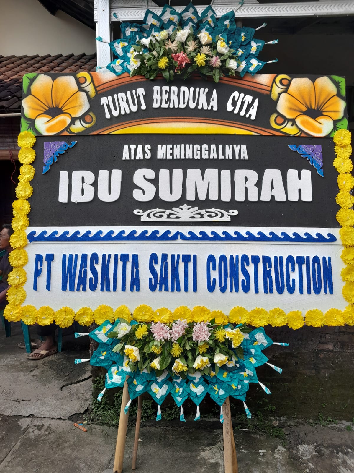 Karangan bunga duka cita dengan warna hitam dan kuning