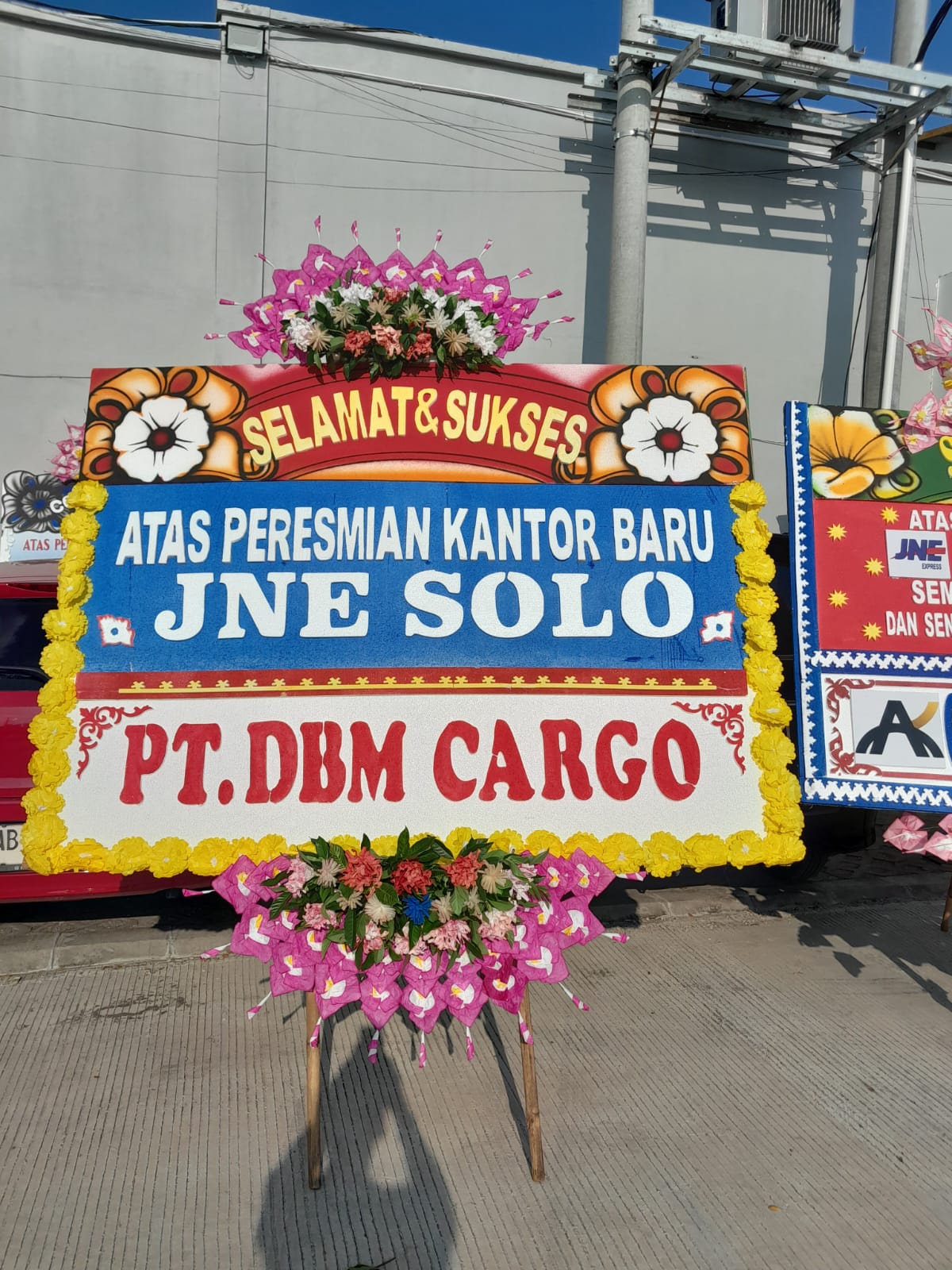 Karangan bunga selamat dan sukses untuk peresmian kantor