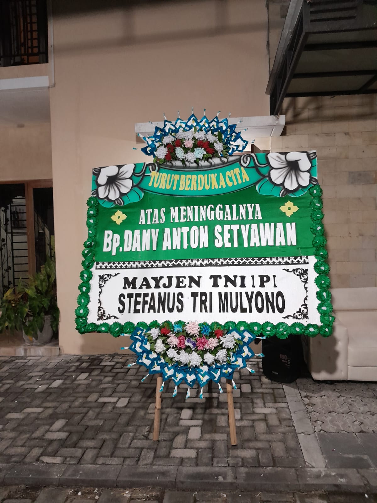 Karangan bunga turut berduka cita berwarna hijau